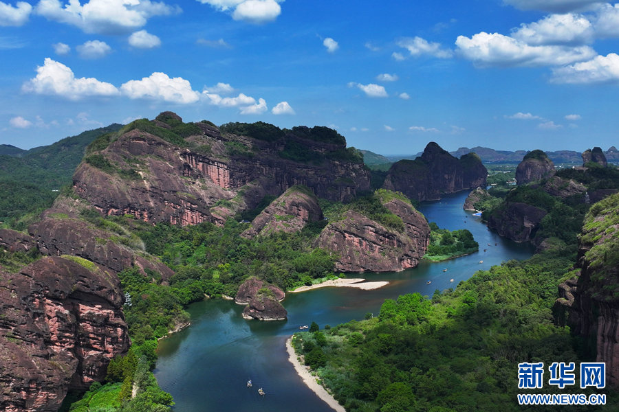 游客乘竹筏泛舟泸溪河上，游览龙虎山风光。 新华网发