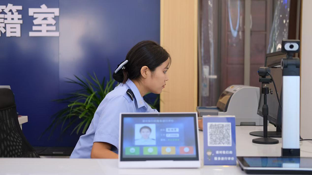 8月31日，槐底派出所户籍室的民警服务“不打烊”。澎湃新闻记者 林平 图