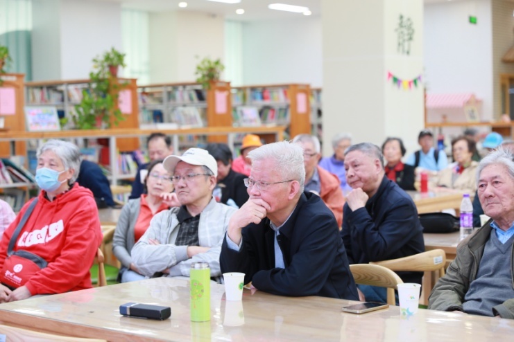 退休老教师重返校园（资料图片）