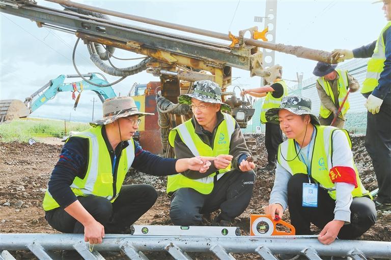 俞祁浩（前排左二）和团队成员查看施工场地