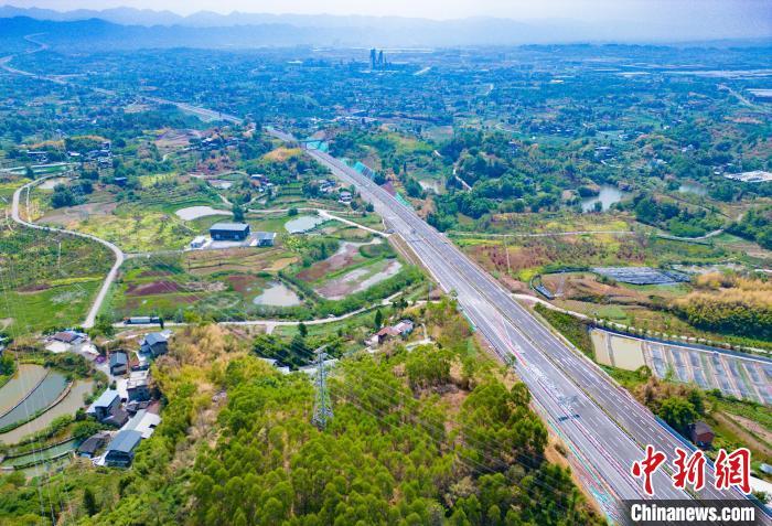 渝遂高速公路复线铜梁段的一段。(重庆市交通运输委员会供图)