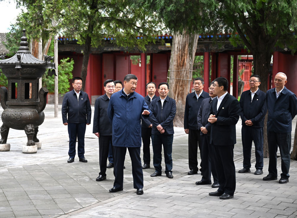 9月10日至13日，中共中央总书记、国家主席、中央军委主席习近平在甘肃考察。这是10日下午，习近平在天水市全国重点文物保护单位伏羲庙考察。新华社记者 谢环驰 摄