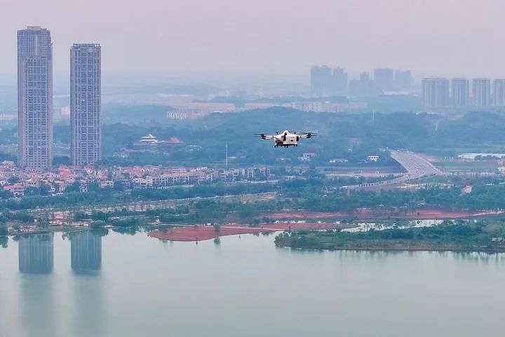 5月7日，一台装有货品的物流无人机在长沙县上空飞行中（无人机照片）。这是湖南首条常态化低空物流应用航线。新华社记者 陈思汗 摄