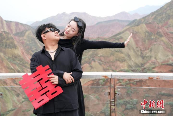 9月12日,来自大连的新婚夫妻在兰州水墨丹霞风景区参观游览度蜜月。