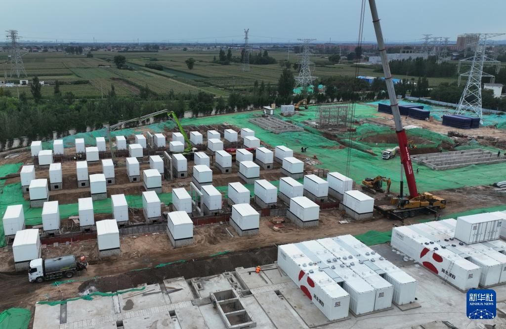 9月6日,工人在位于河北省邢台市信都区的新型电力系统示范工程——独立储能电站项目建设工地施工(无人机照片)。