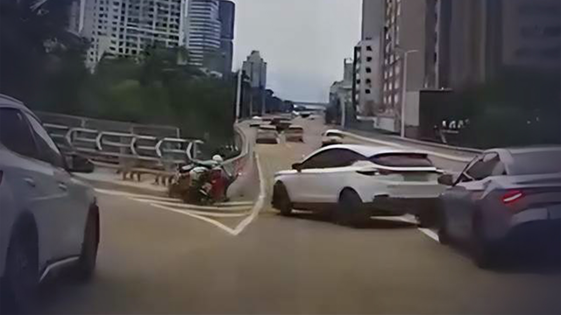 疑因错过下桥口小车突然变道，骑警被撞失控冲向护栏，海口交警回应