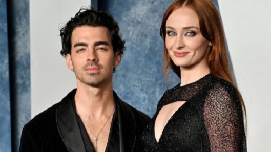 《权力的游戏》“珊莎”演员与“二乔”离婚 两人结婚五年育有两女封面图