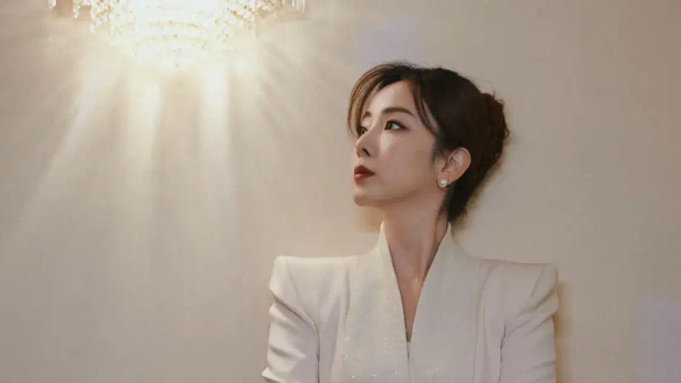 李思思站在角落里，离开央视的她站不到C位了，她都没有孙杨吸睛封面图