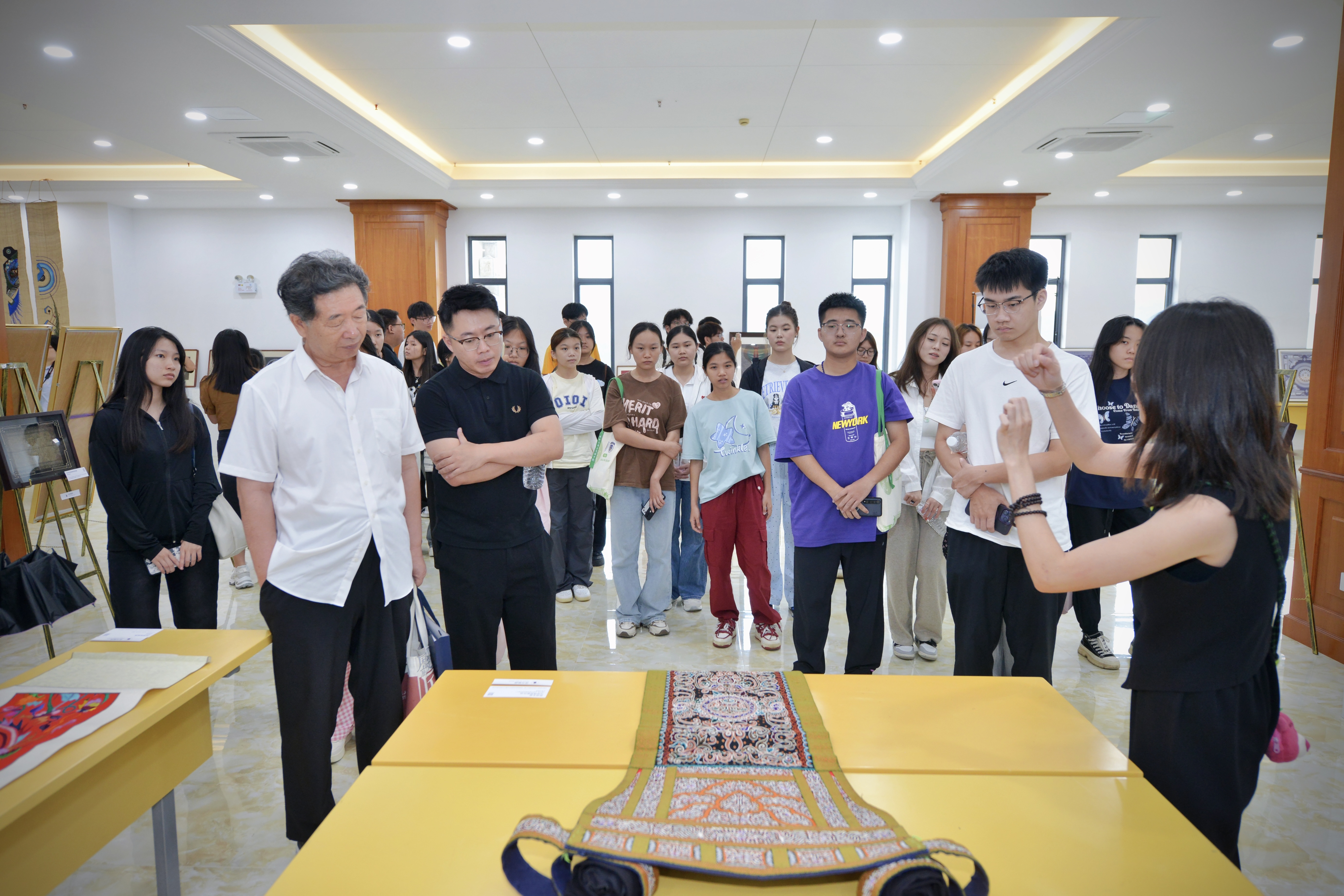 “贵州少数民族传统手工艺助力乡村振兴创新作品巡展”在三亚学院图书馆盛大开幕