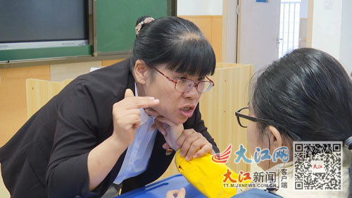 劉小清教孩子發(fā)聲