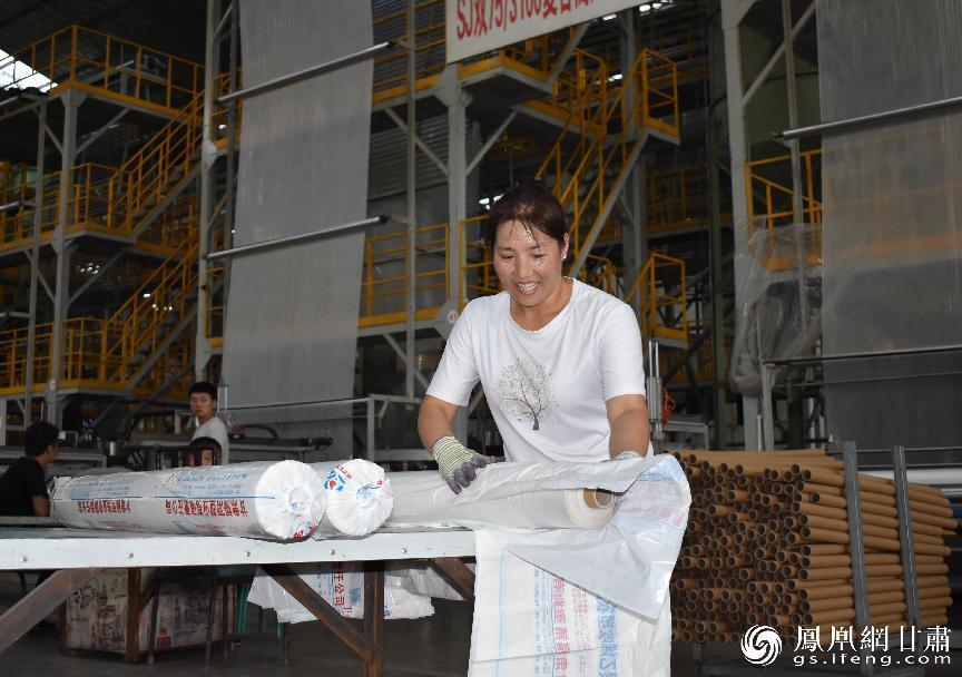 福雨塑业带动村民在家门口就业　温晨钰　摄