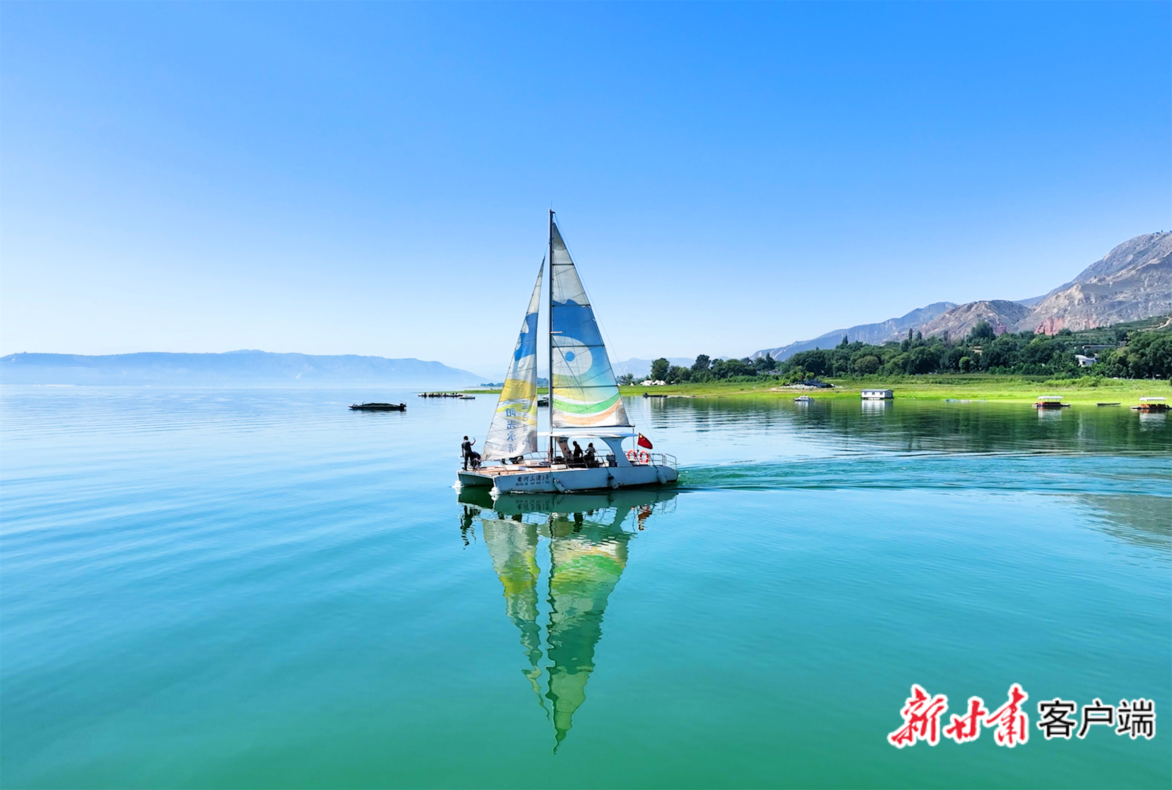 黄河三湾风景如画，游客登上帆船体验“出海”快感。