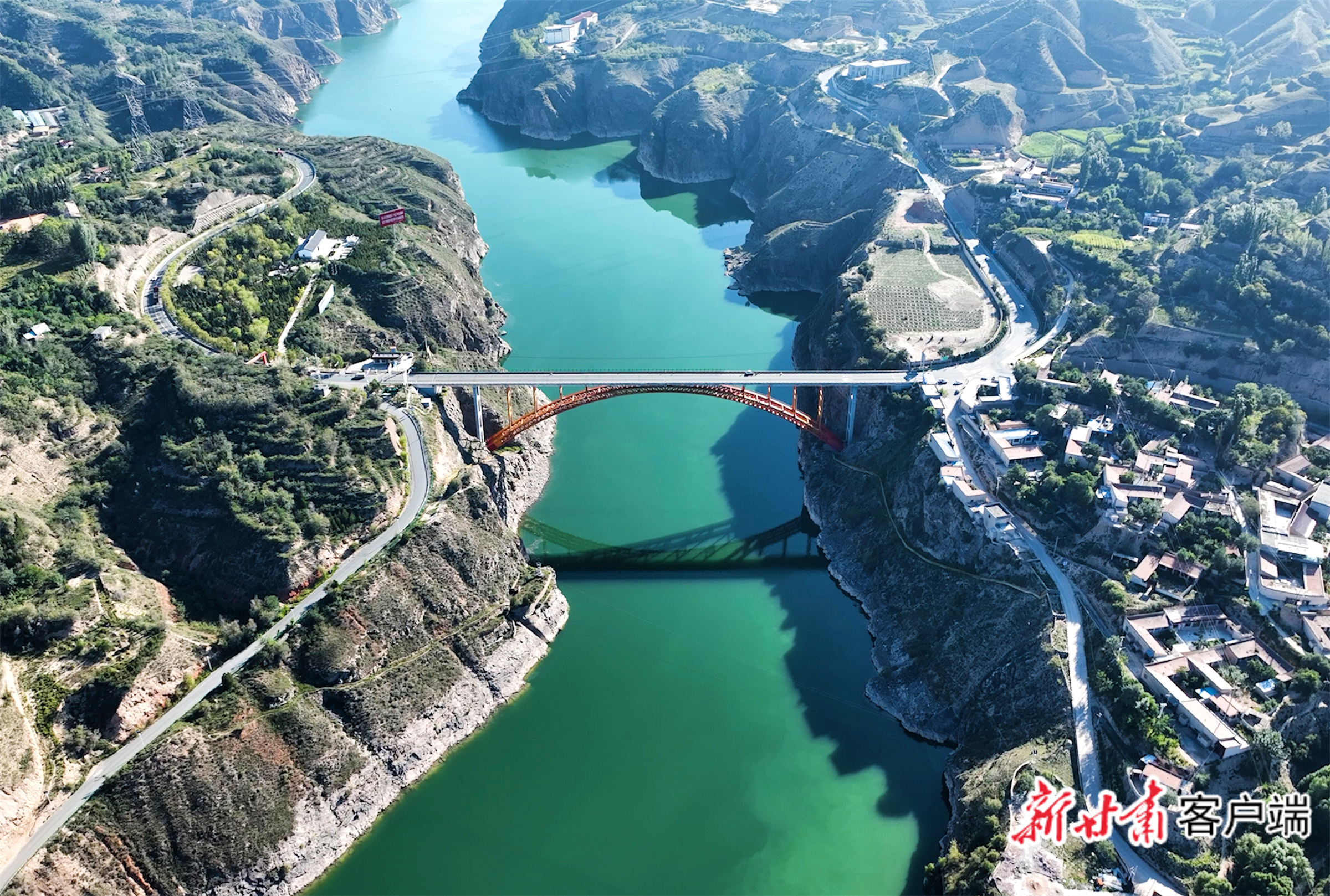 祁家黄河大桥连接临夏市、东乡县、永靖县，彻底结束了两岸群众出行、车辆运输依靠祁家黄河渡口长达38年的摆渡历史。