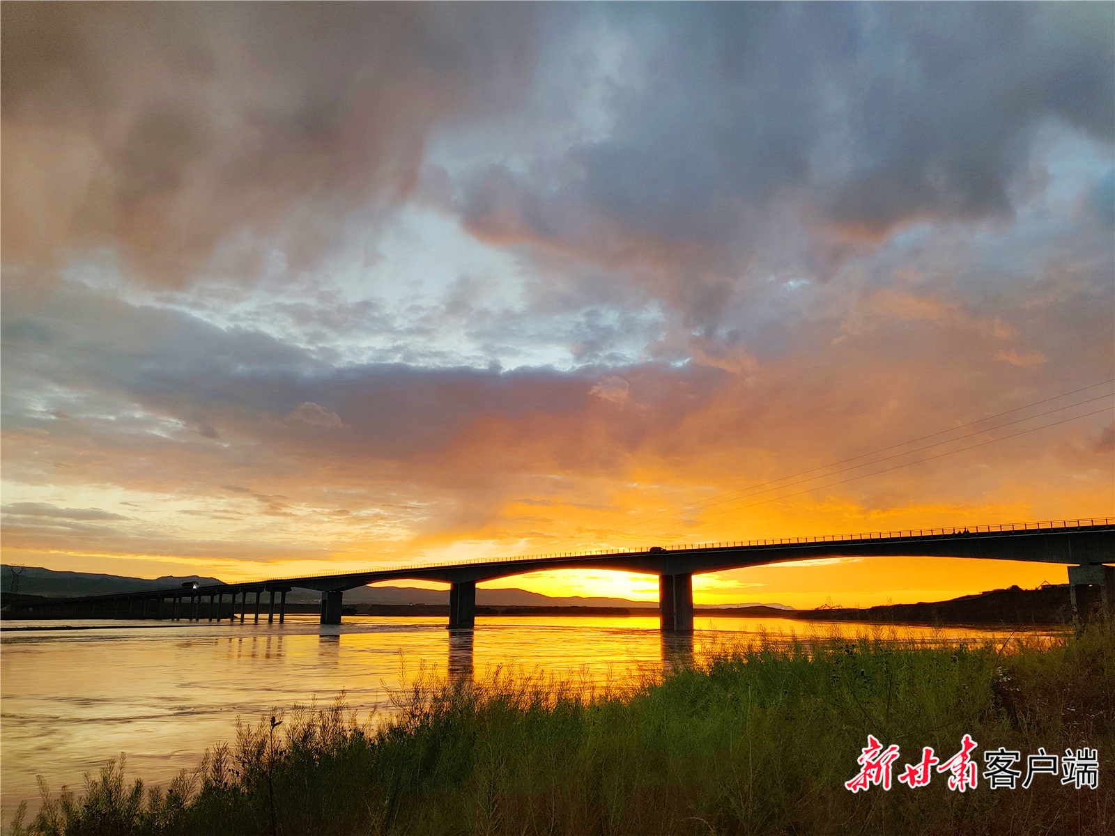 玛曲黄河特大桥在晨曦的勾勒下显得格外雄伟