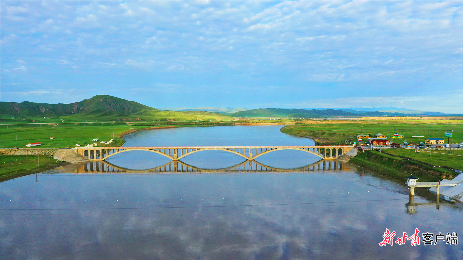 玛曲黄河大桥和玛曲黄河特大桥遥相呼应
