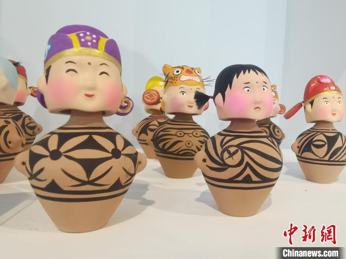 2021年9月下旬,图为以马家窑文化为元素制作而成的文旅产品。(资料图)闫姣 摄