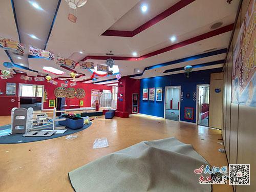 美吉姆印象城店内一片狼藉。