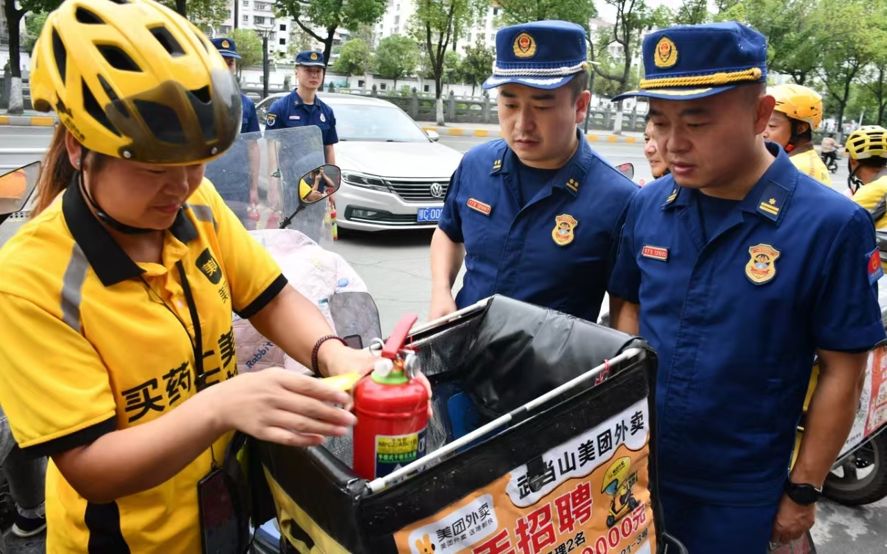 武当山：外卖骑手变身“消防骑士”送“安全套餐”