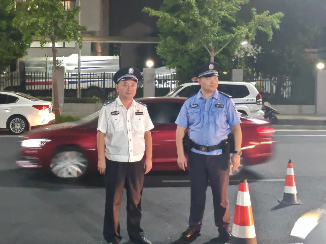 △区人民政府副区长、区公安局党委书记、局长罗立杰现场督导行动情况