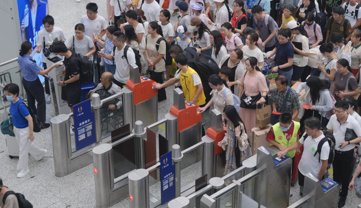 中秋佳节将至，深圳铁路加开夜间高铁做好旅客出行服务