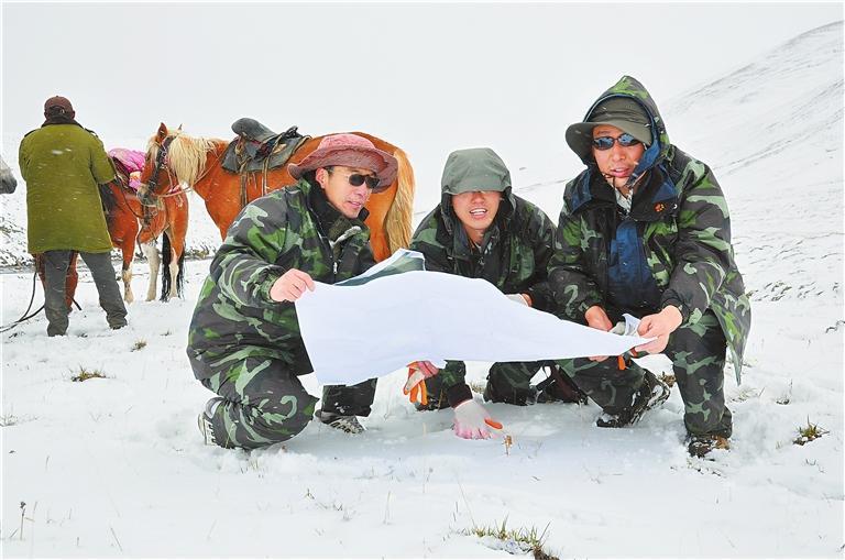 俞祁浩（前方左一）和团队成员冒着风雪进行科学考察　本文图片均由受访者提供