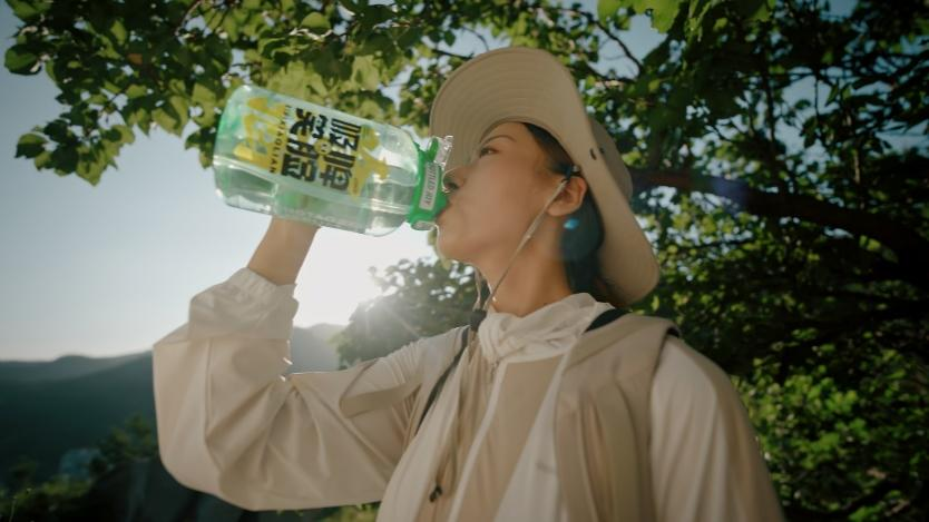 青岛啤酒博物馆x吨吨BOTTLED JOY联名水杯“吸啤笑脸”，热度十足！