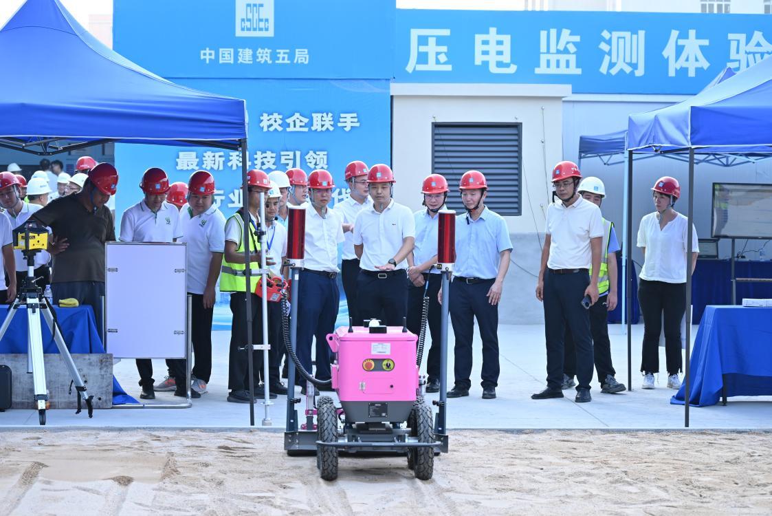 观摩人员参观智能化建筑清扫机器人