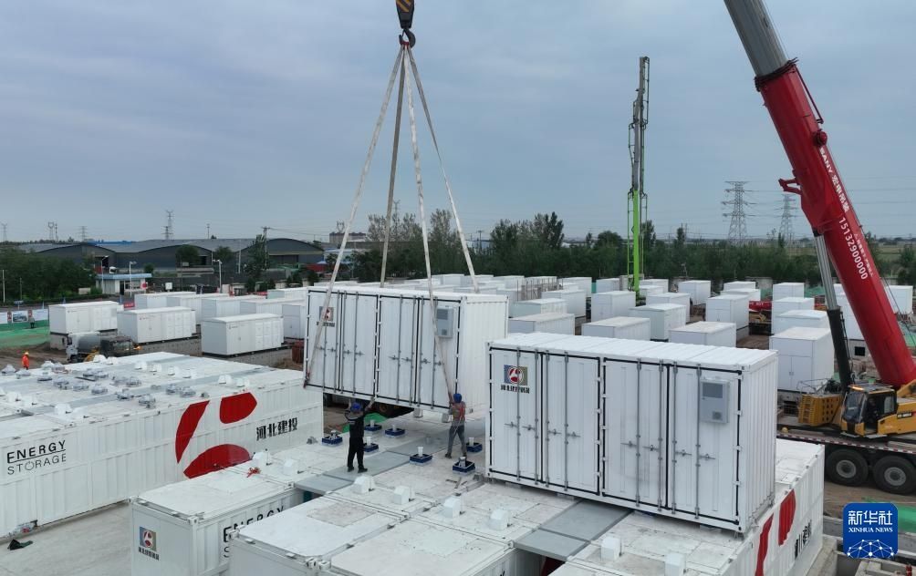 9月6日,工人在位于河北省邢台市信都区的新型电力系统示范工程——独立储能电站项目建设工地施工(无人机照片)。