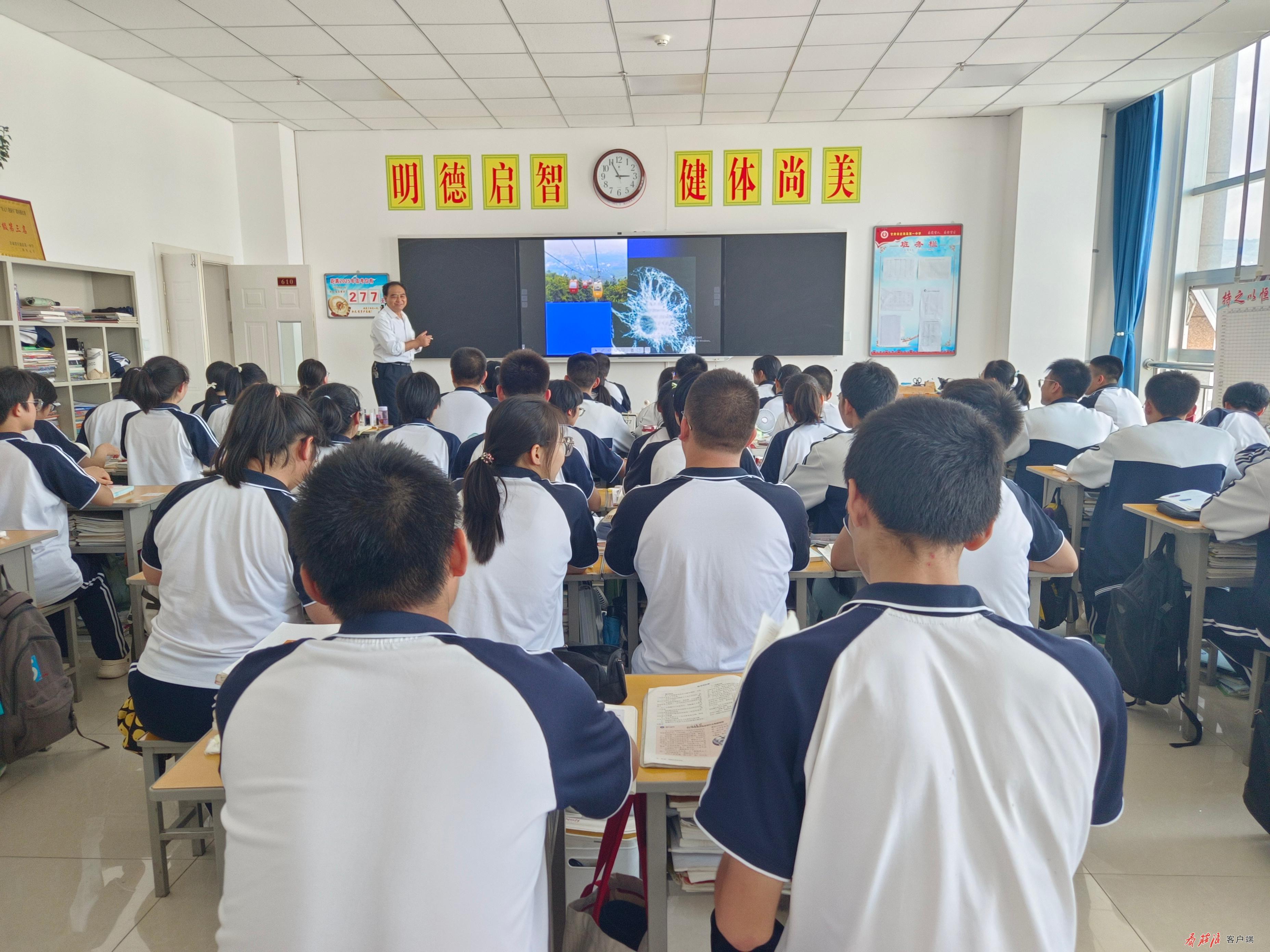 三尺讲台三十载 他开启学生探索未知的心灵大门凤凰网甘肃_凤凰网
