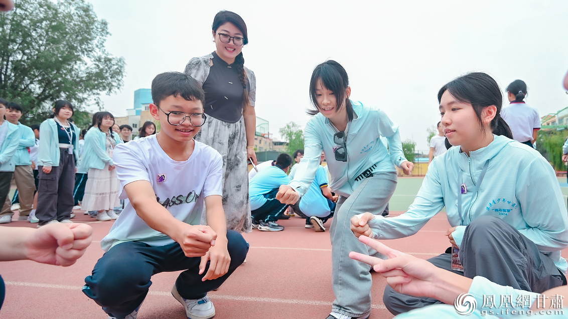陇港澳三地青少年一起玩游戏，增进了解、建立友谊。