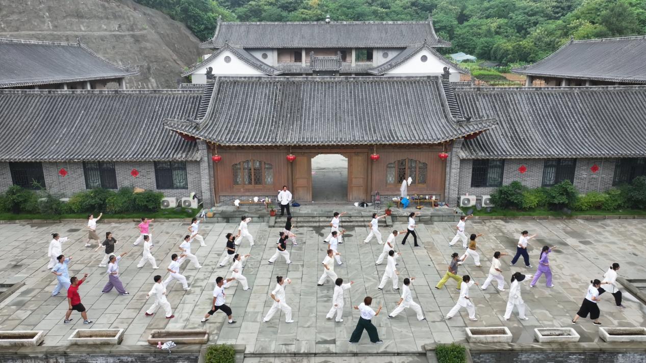▲栏目组到武术馆校拍摄武当武术夏令营