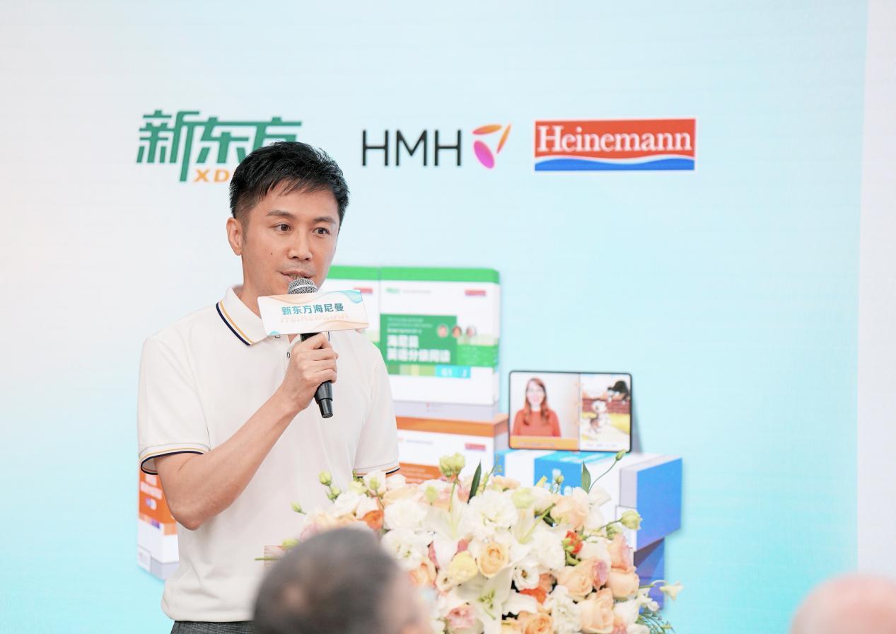 （新东方大愚文化常务副总裁窦中川做产品介绍）