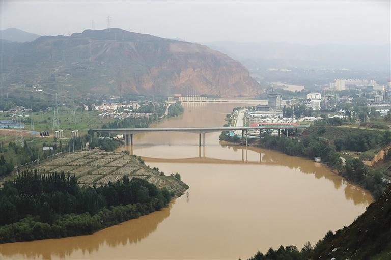 黄河从大河家镇旁边流过