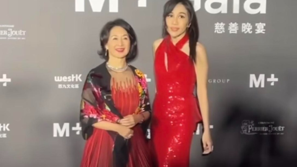 何超盈晚宴与姐姐何超琼同框，穿红色长裙身材苗条，脸颊凹陷瘦过头封面图