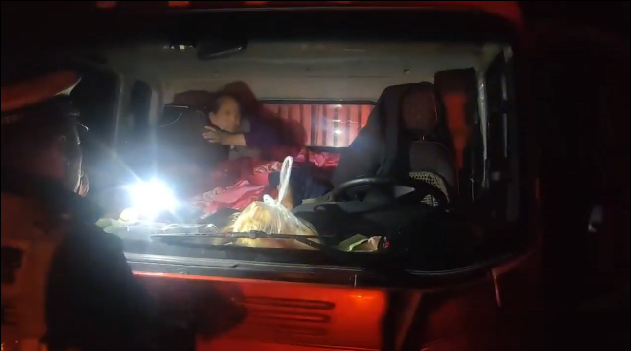 驾驶人和乘客在高速应急车道上停车休息