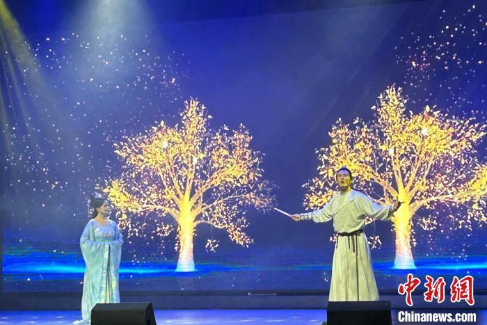 9月15日晚，兰州大学原创音乐剧《敦煌&middot;星》在甘肃兰州首演。图为演出剧照。余若怡　摄