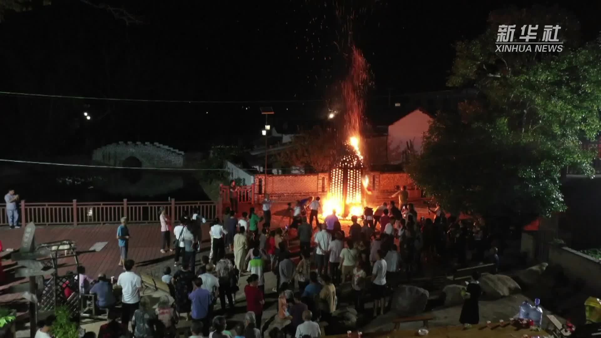 江西万安：烧塔祈福迎中秋