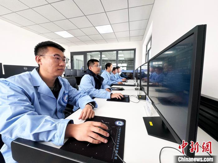 中国首个业务化运行的激光通信地面站，在新疆帕米尔高原一处海拔4800米山顶建成，项目团队成员在站上科研区工作。中新网记者 孙自法 摄