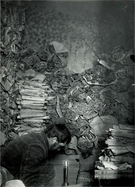 1908年,伯希和正在藏经洞挑选文物。