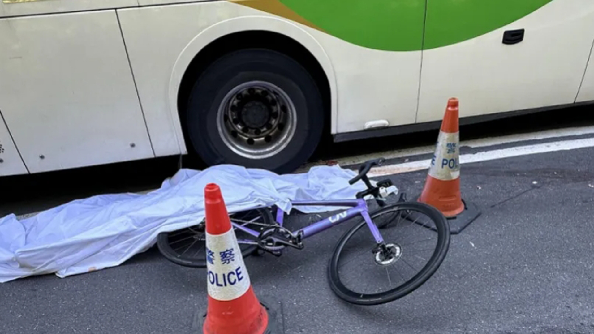 31岁内地女网红在香港大屿山骑行遭遇车祸身亡，司机已被拘捕