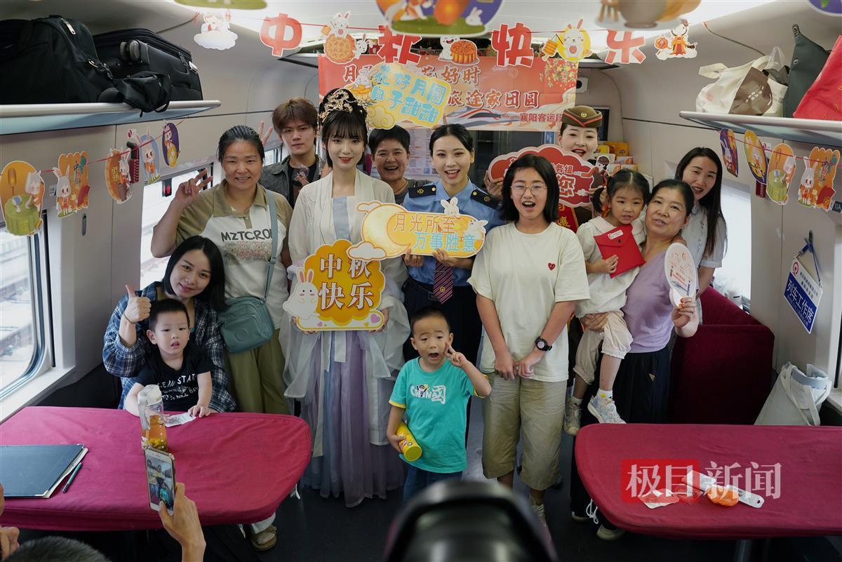 列车上演中秋活动 “嫦娥”伴你坐高铁
