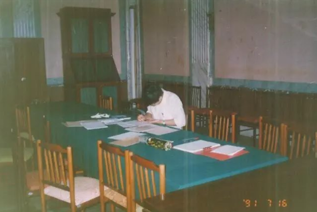 1991年,荣新江在苏联科学院东方学研究所列宁格勒分所抄书。(图/受访者提供)