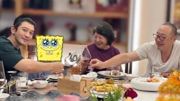 黄晓明带小海绵与父母团聚，祖孙同框超幸福，疑与baby共进晚餐封面图