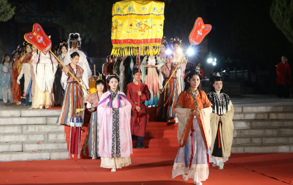 河南鹿邑：汉服中秋祭月 重现民俗文化