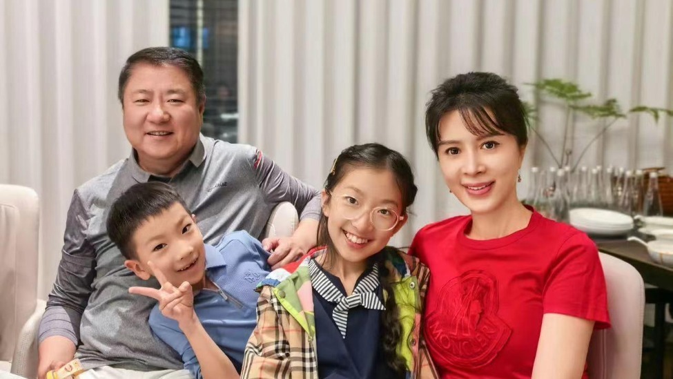 金巧巧中秋节晒全家福，疑辟谣离婚传闻，文案说明了一切封面图