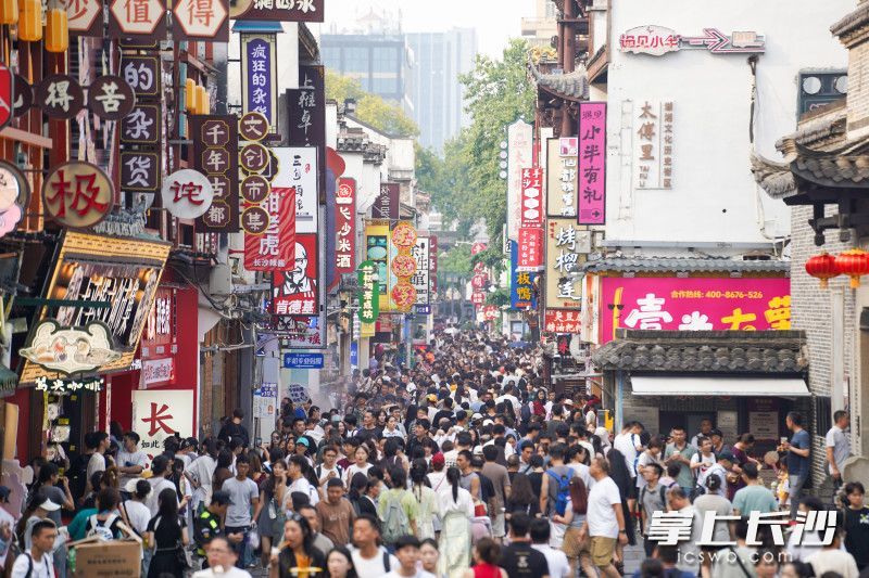 太平街人潮涌动。