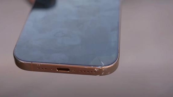 蘋果iPhone 16 Pro摔落測試：邊框更窄，更易受邊角撞擊影響