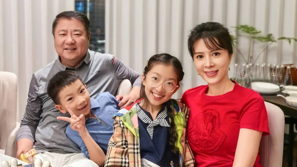 金巧巧中秋节晒一家四口合照 疑似辟谣和于冬离婚传闻封面图