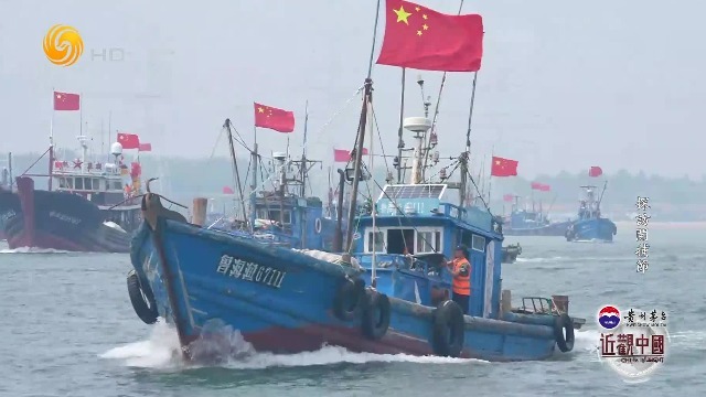 比利时小哥打卡海阳开捕节盛会，到处都是鞭炮味道，每条船都烟雾缭绕
