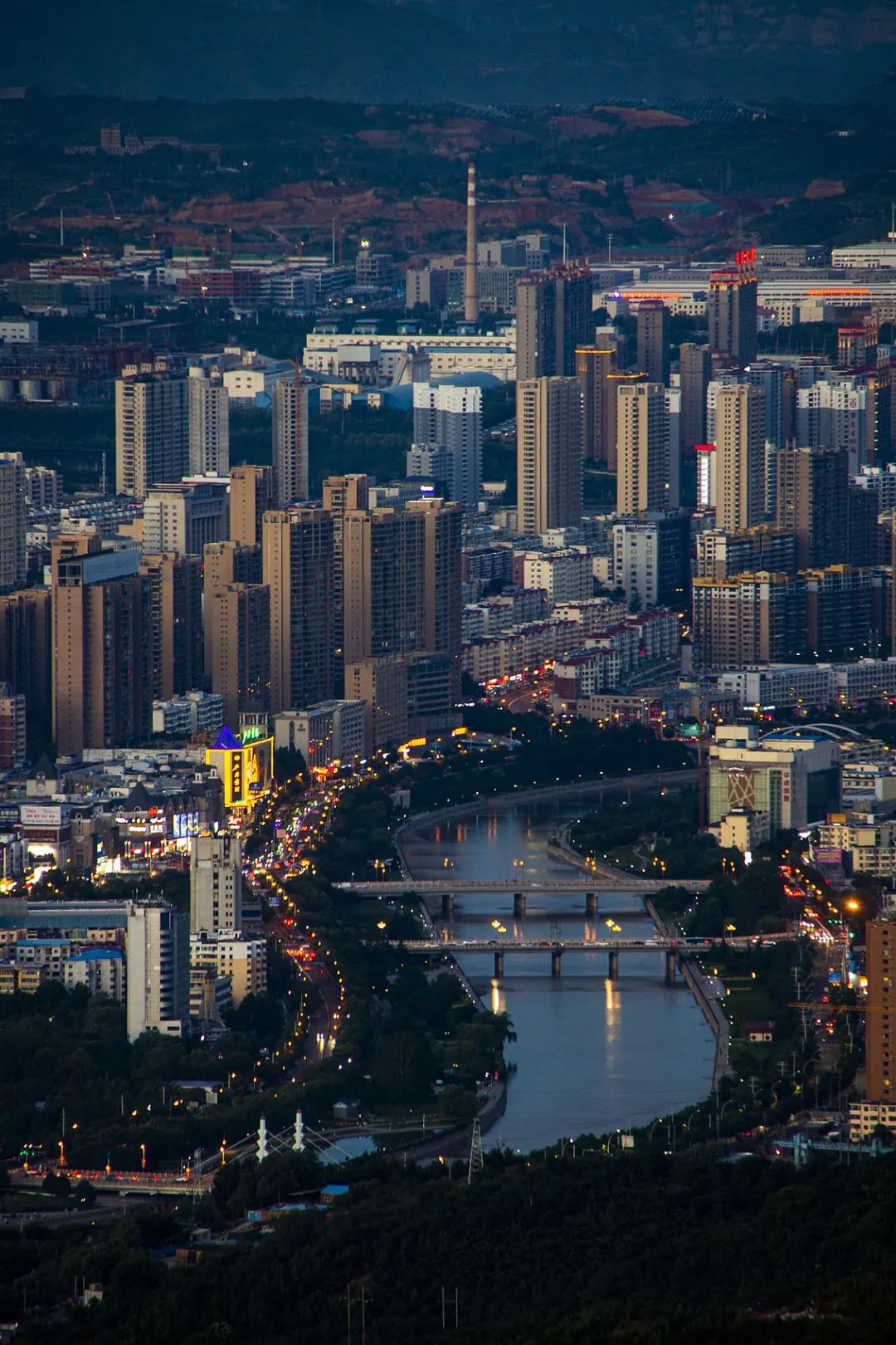 △夜晚即将来临的阳泉。（图/视觉中国）